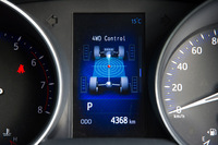 4WD車では、メーター内のマルチインフォメーションディスプレイで四駆システムの作動状況を確認できる。