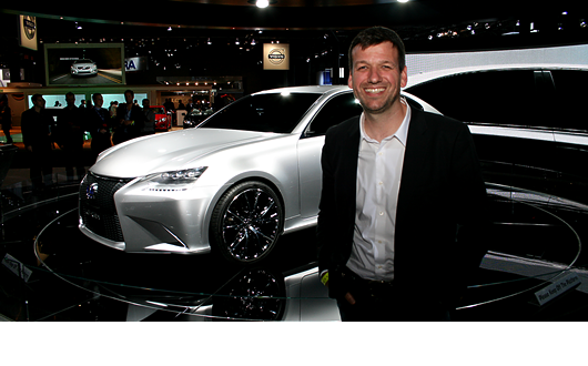 「L-finesse」の方向性について語ってくれた、トヨタ自動車デザイン本部グローバルデザイン統括
部 部長のサイモン・ハンフリーズ氏。