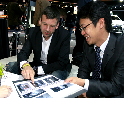 「レクサスLF-Ghコンセプト」を前に、デザインのディテールを説明するハンフリーズ氏と、トヨタ自動車デザイン本部レクサスデザイン部 主幹の稲冨克彦氏（写真右）。
