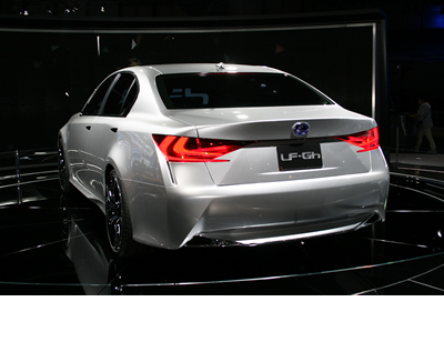 レクサスの特徴であるロングキャビンプロポーションが採用された「レクサスLF-Ghコンセプト」のリアビュー。