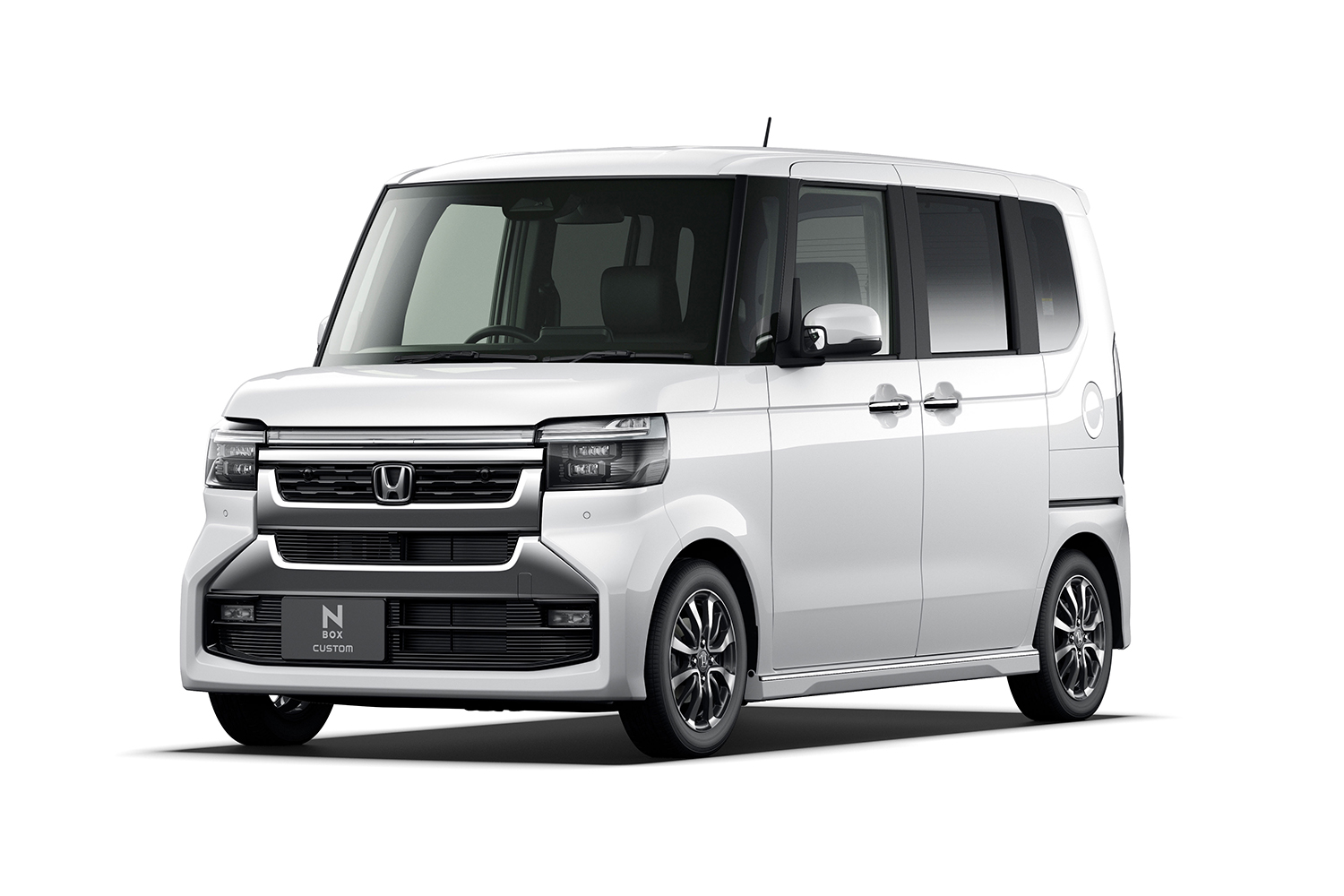 「カスタム」はオラオラ路線へ!?　新しい「ホンダN-BOX」のフロントデザインを考察する