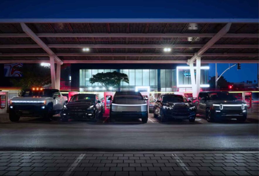テスラが米国でのスーパーチャージャーネットワークをNACS採用の自動車メーカーに開放