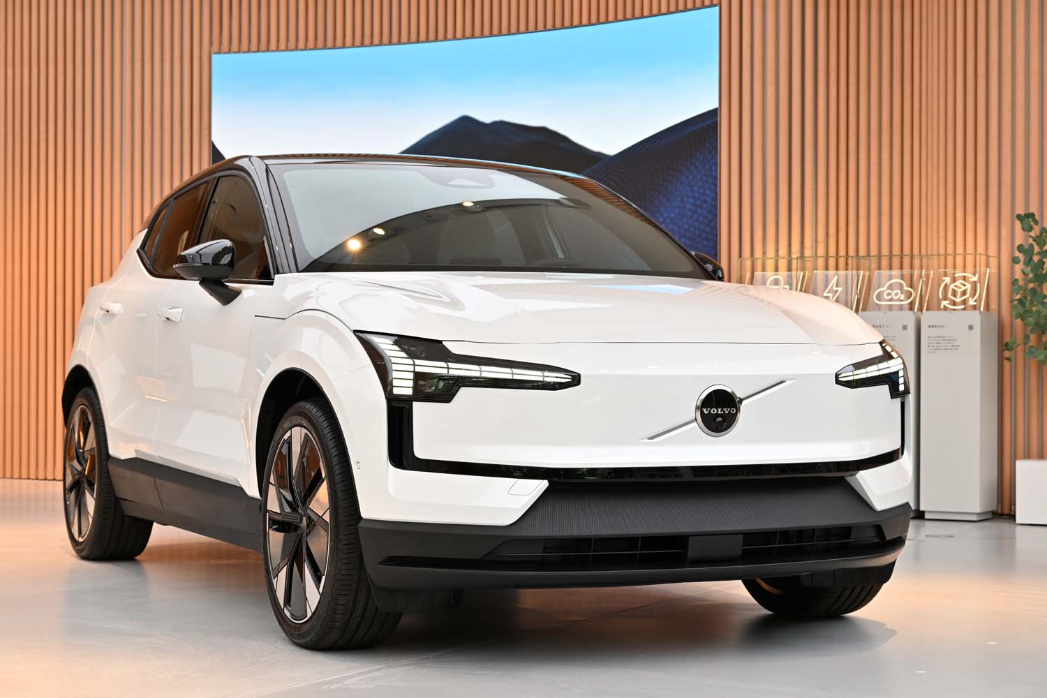 世界初披露からわずか1週間で日本上陸！ ボルボの新型車「EX30」を写真