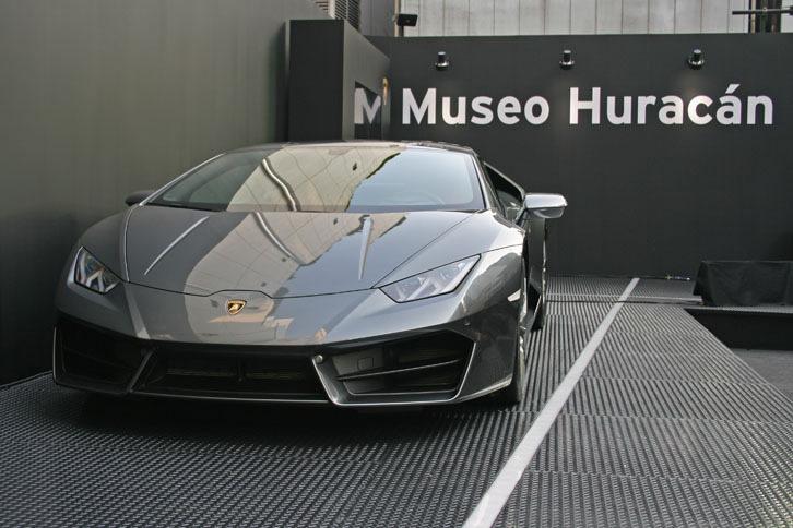 ランボルギーニ展示イベント「ミュゼオ・ウラカン」の会場から 内装