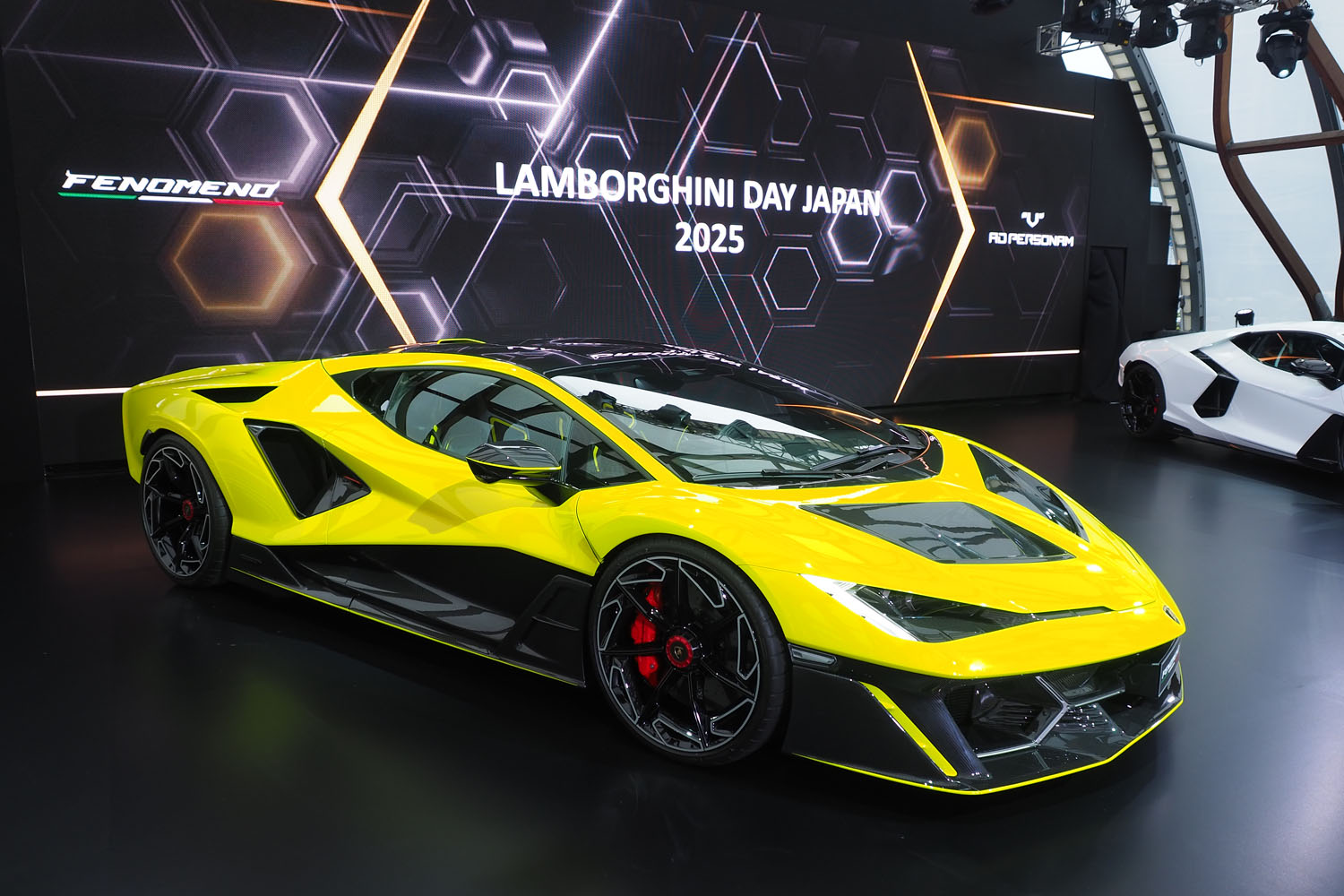 全世界で台数29台の限定車「ランボルギーニ・フェノメノ」が日本上陸