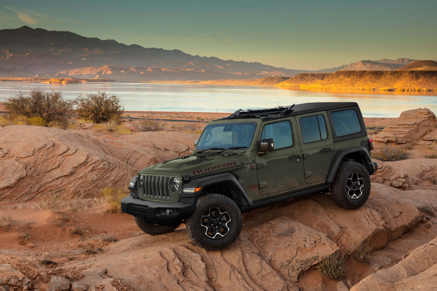 ジープ・ラングラー」に手動開閉式ソフトトップ「フリップトップ」を