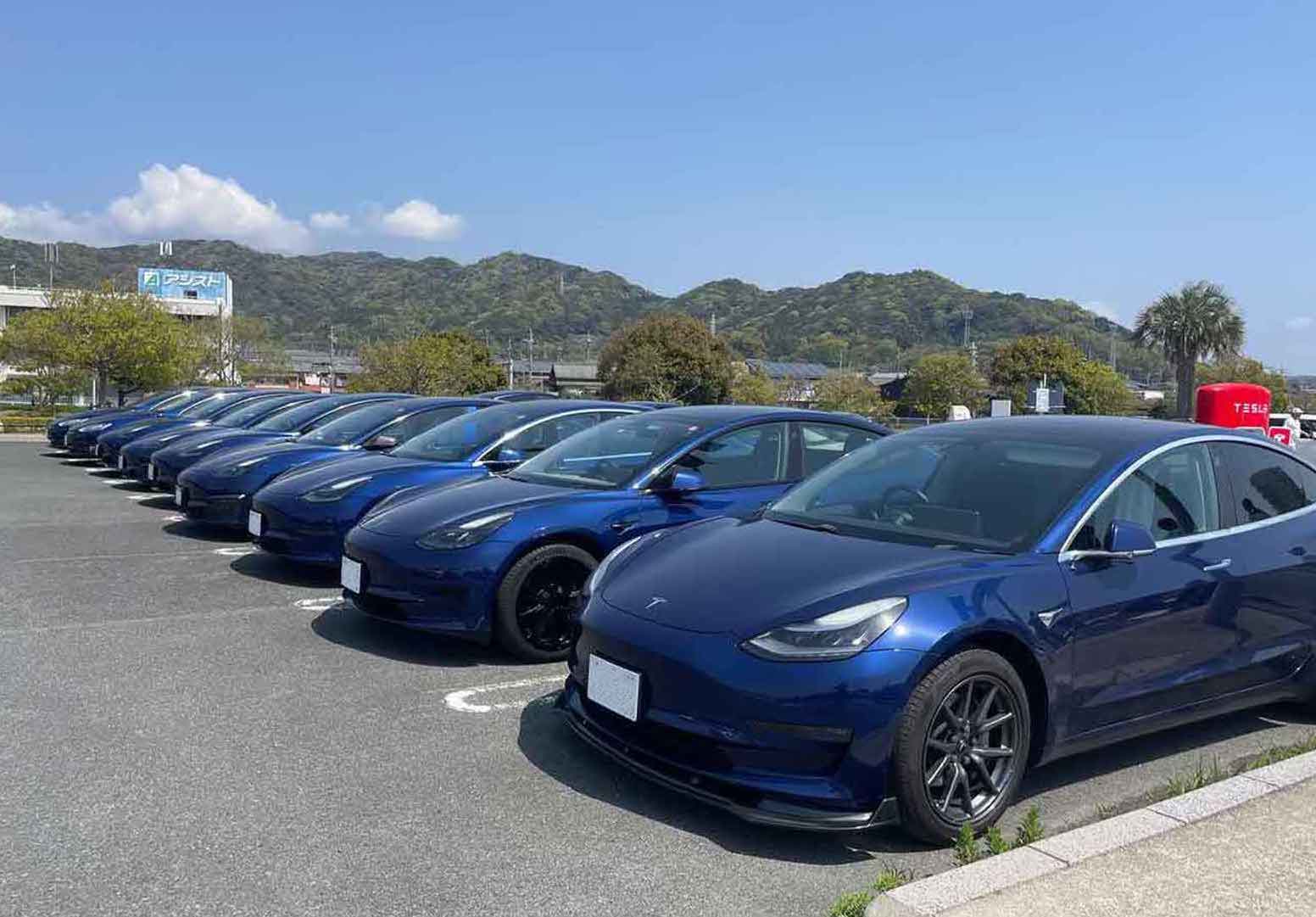 青いテスラも数が多く目立ちました