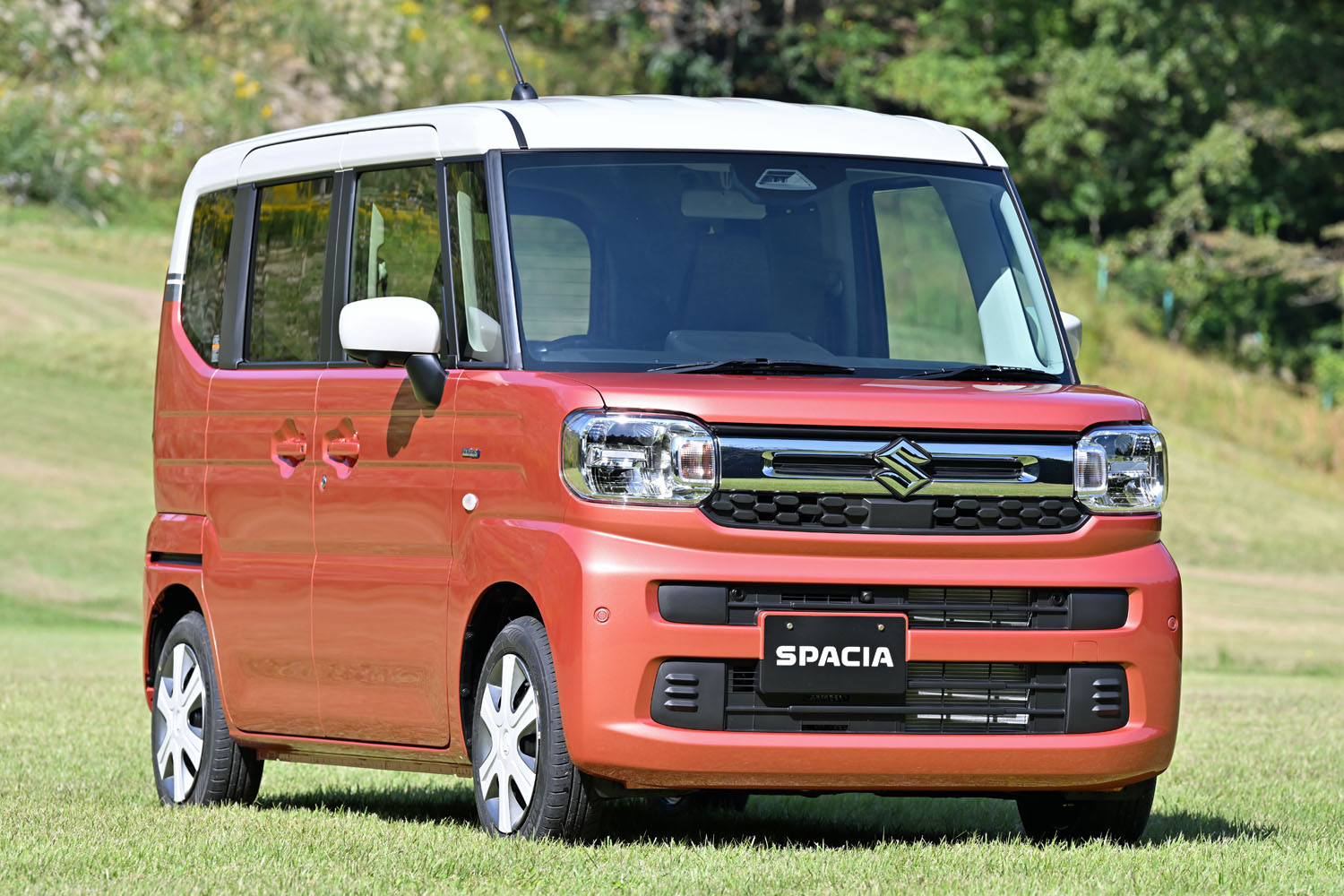 「スズキ・スペーシア」がフルモデルチェンジ 後席の座面に新機軸を採用 【ニュース】 webCG