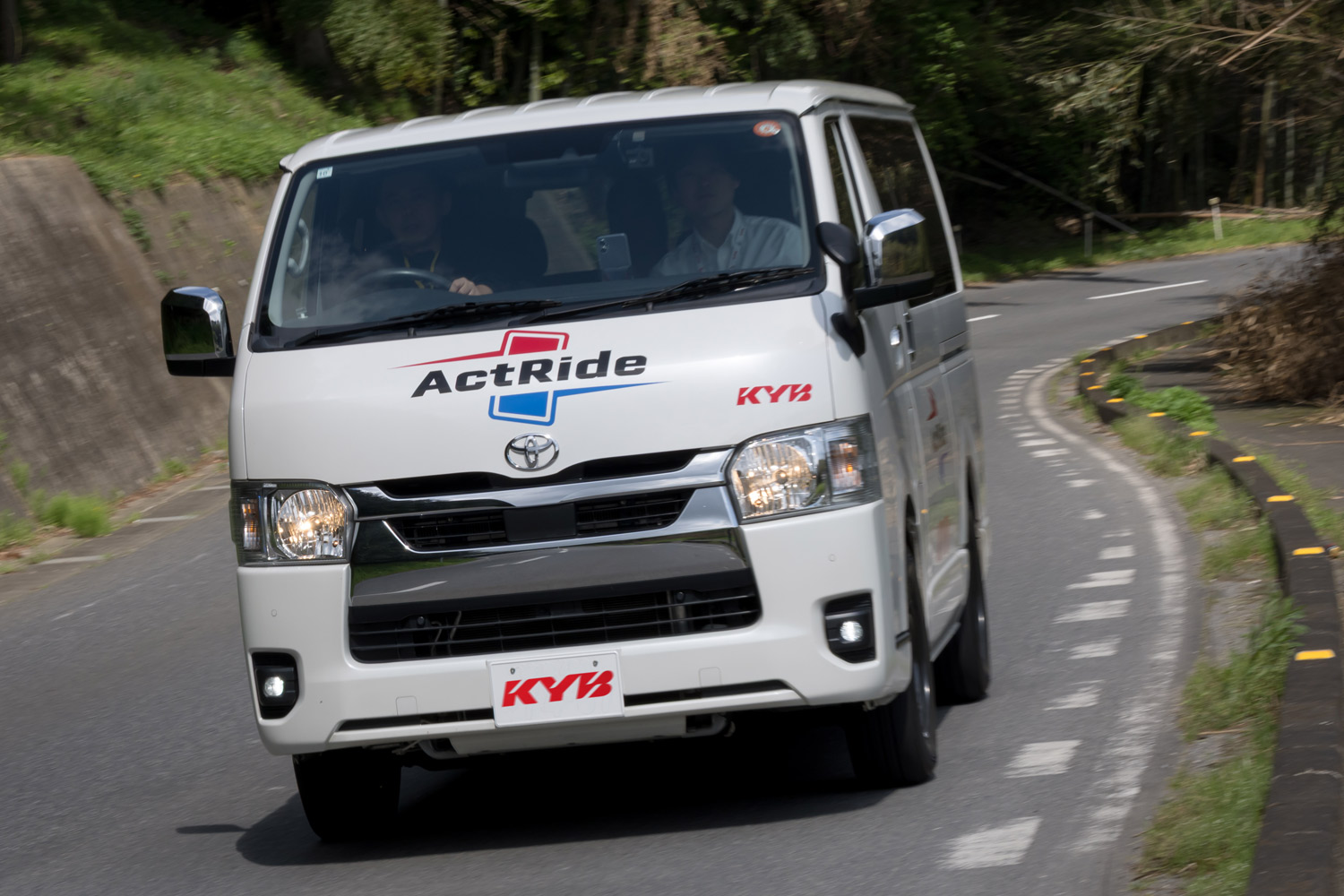 第867回：ハイエースオーナー必見！ スマホで操作できる可変ダンパー「KYBアクトライド」を試す