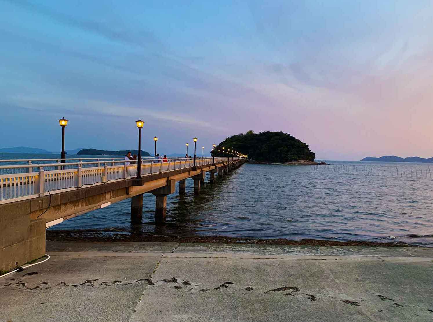 蒲郡市のシンボル竹島は長さ387メートルの橋で陸地と結ばれています