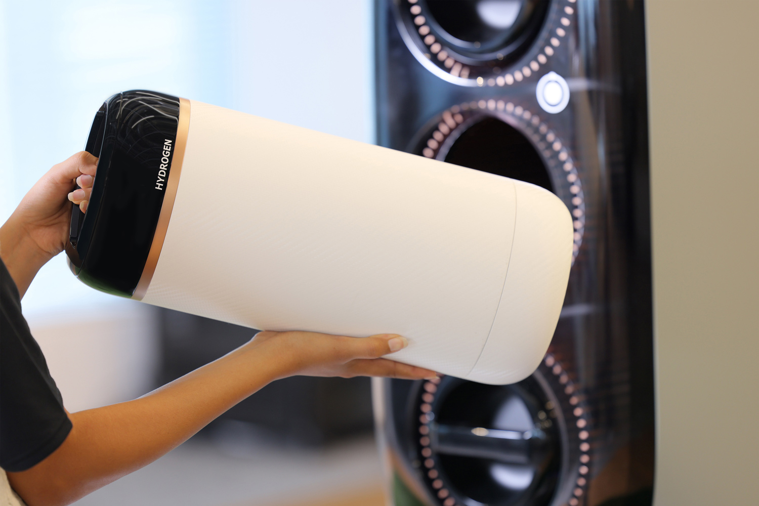 トヨタが持ち運びできる小型の水素カートリッジを開発 【ニュース