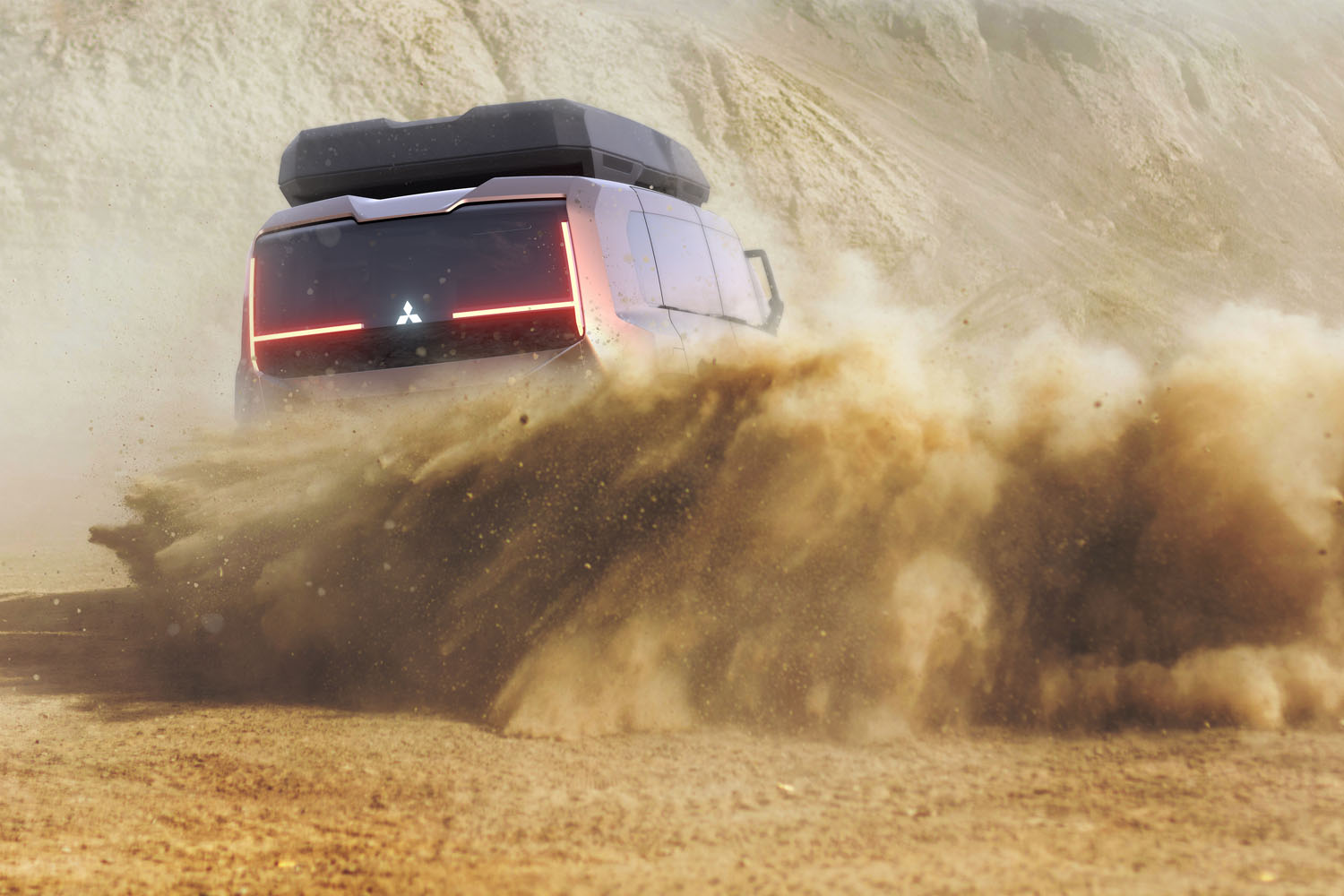 三菱　MITSUBISHI　GM82P　現状渡し 三菱が新たな電動クロスオーバーMPVを世界初公開 新型「トライトン」も