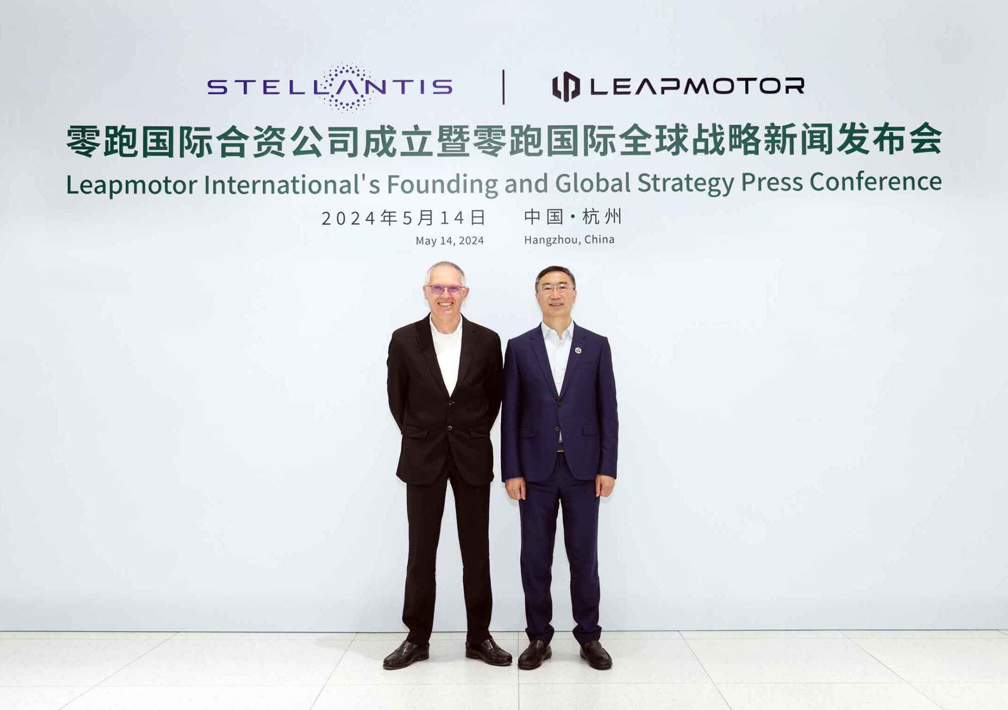 ステランティス の カルロス・タバレスCEO(左)とリープモーター創設者兼会長兼 CEO の朱江明氏