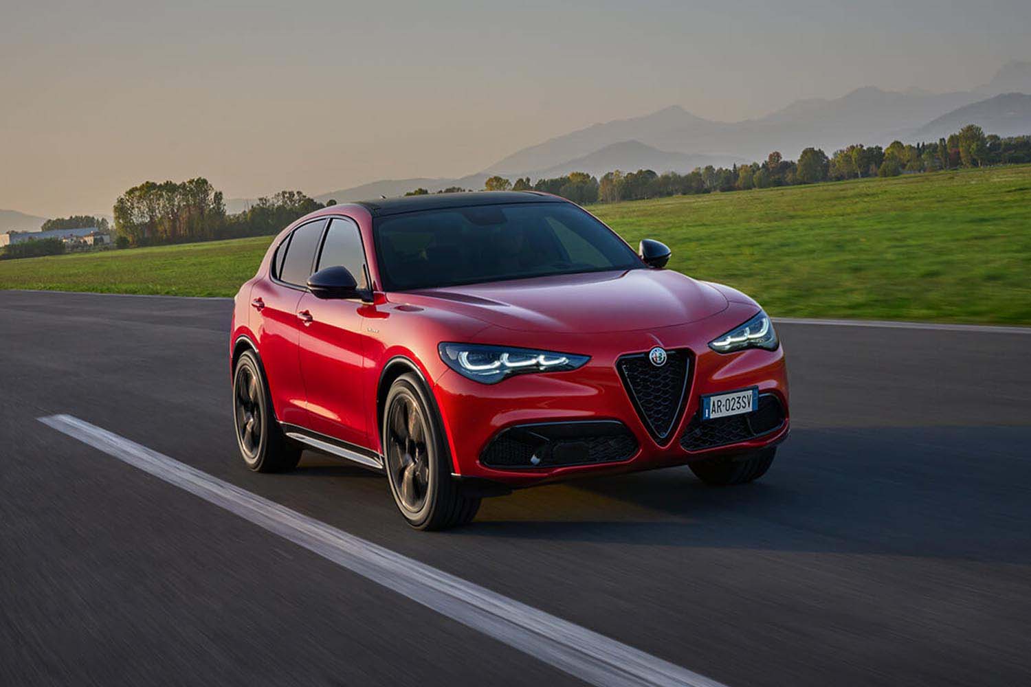 「アルファ・ロメオ・ステルヴィオ」のグリルやランプが新デザインに 限定車「ロッソ スペチアーレ」も登場 【ニュース】 webCG