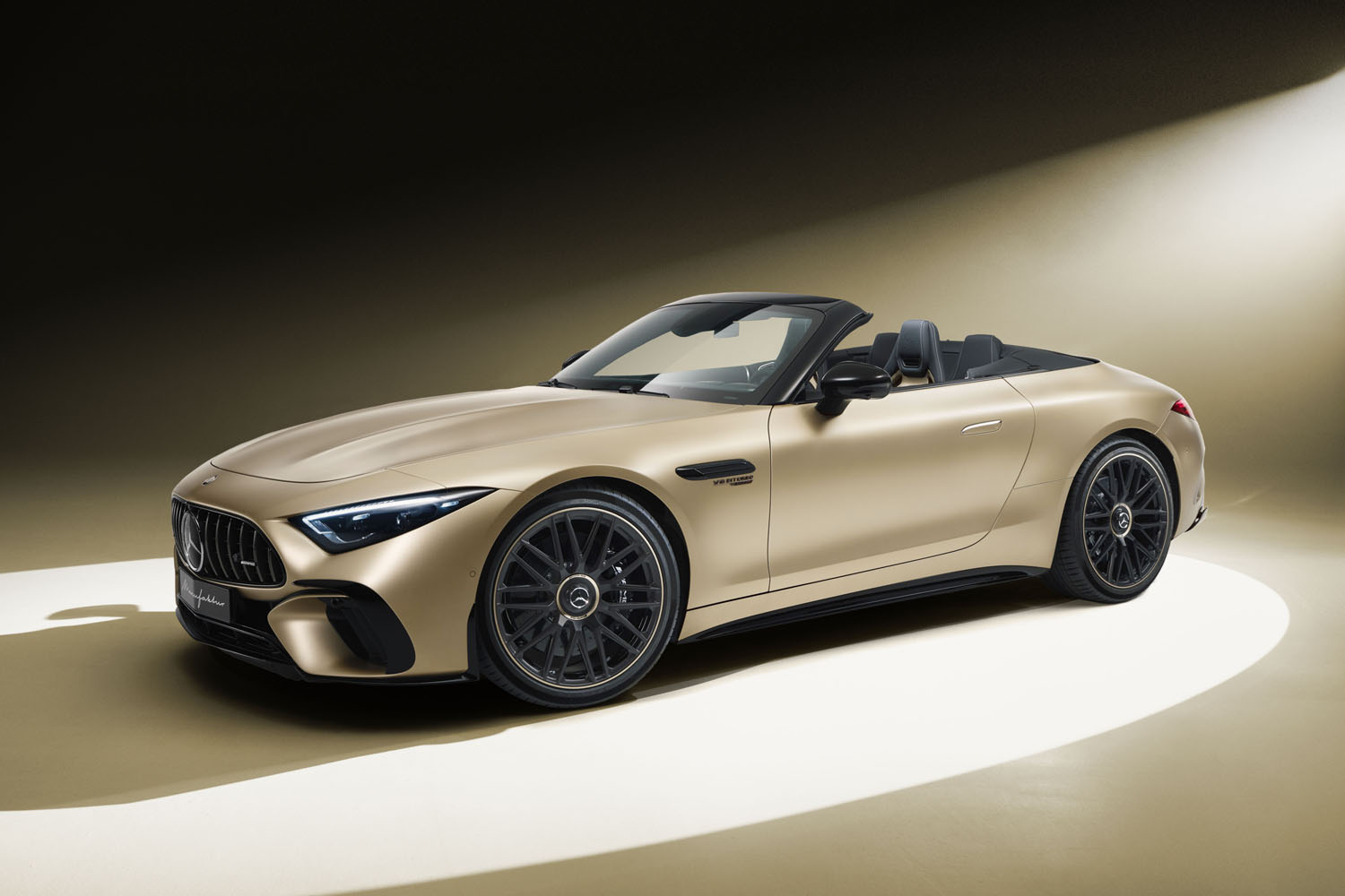 鮮やかなゴールドをまとう「メルセデスAMG SL63 4MATIC＋」の限定車が