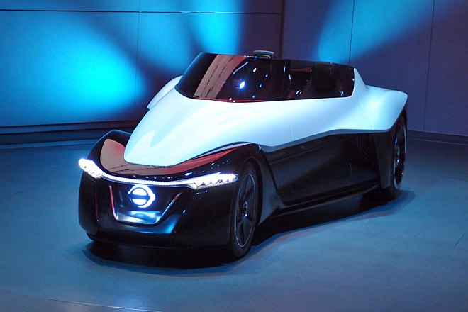 市販前提!? 日産が三角翼型の電気自動車を出展【東京モーターショー