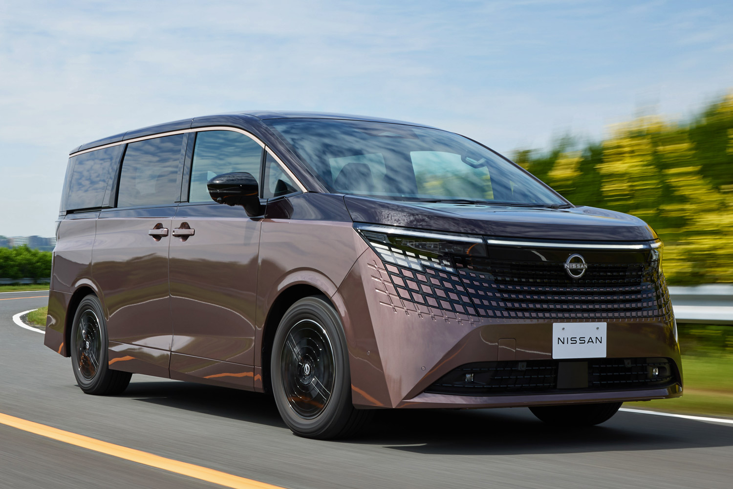 第125回：「日産エルグランド」と「メルセデス・ベンツVLE」（後編）　―古豪復活と新勢力の出現で進むミニバンデザインの多様化―