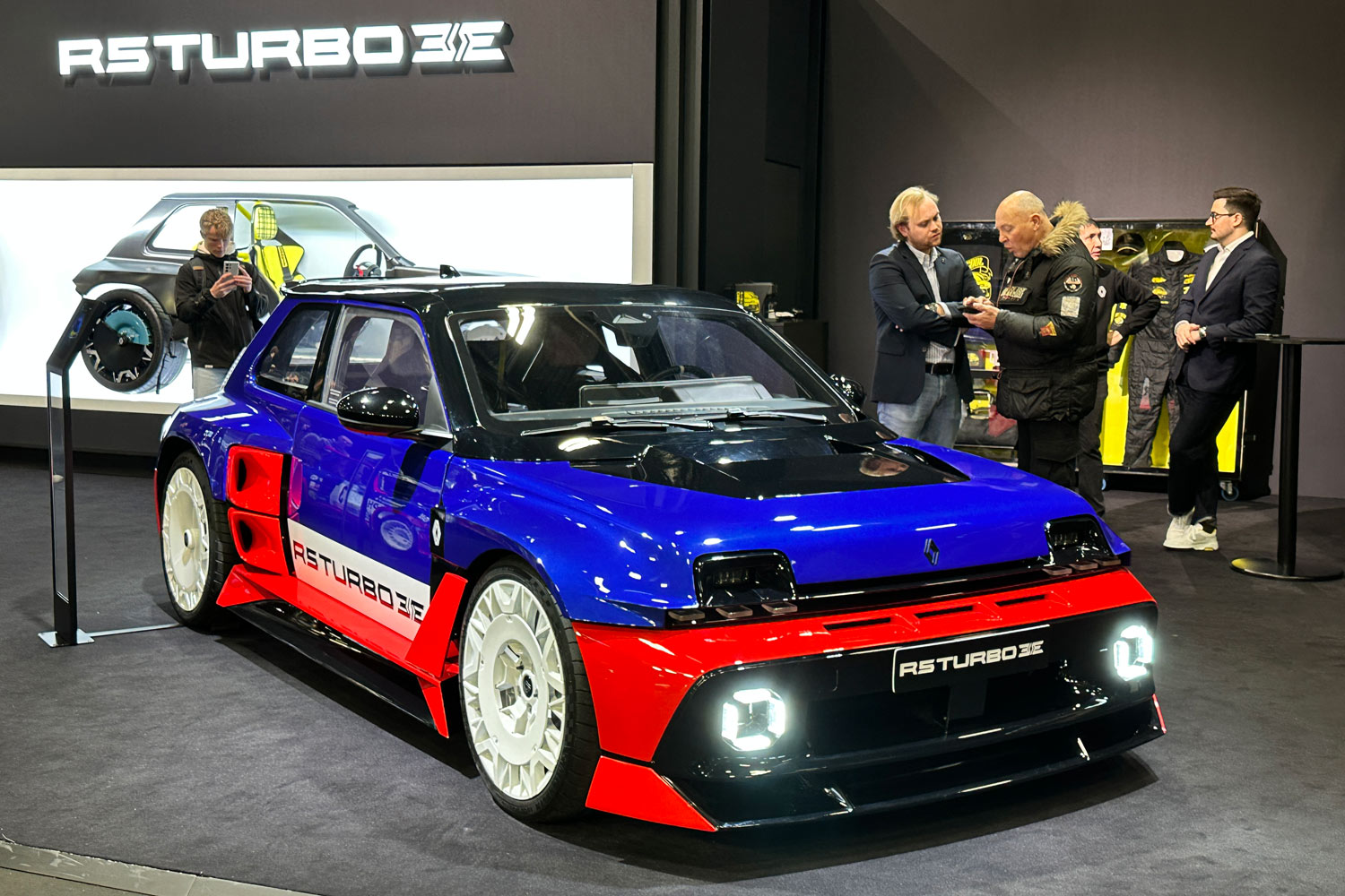 その魅力はパリサロンを超えた？　大矢アキオの「レトロモビル2026」