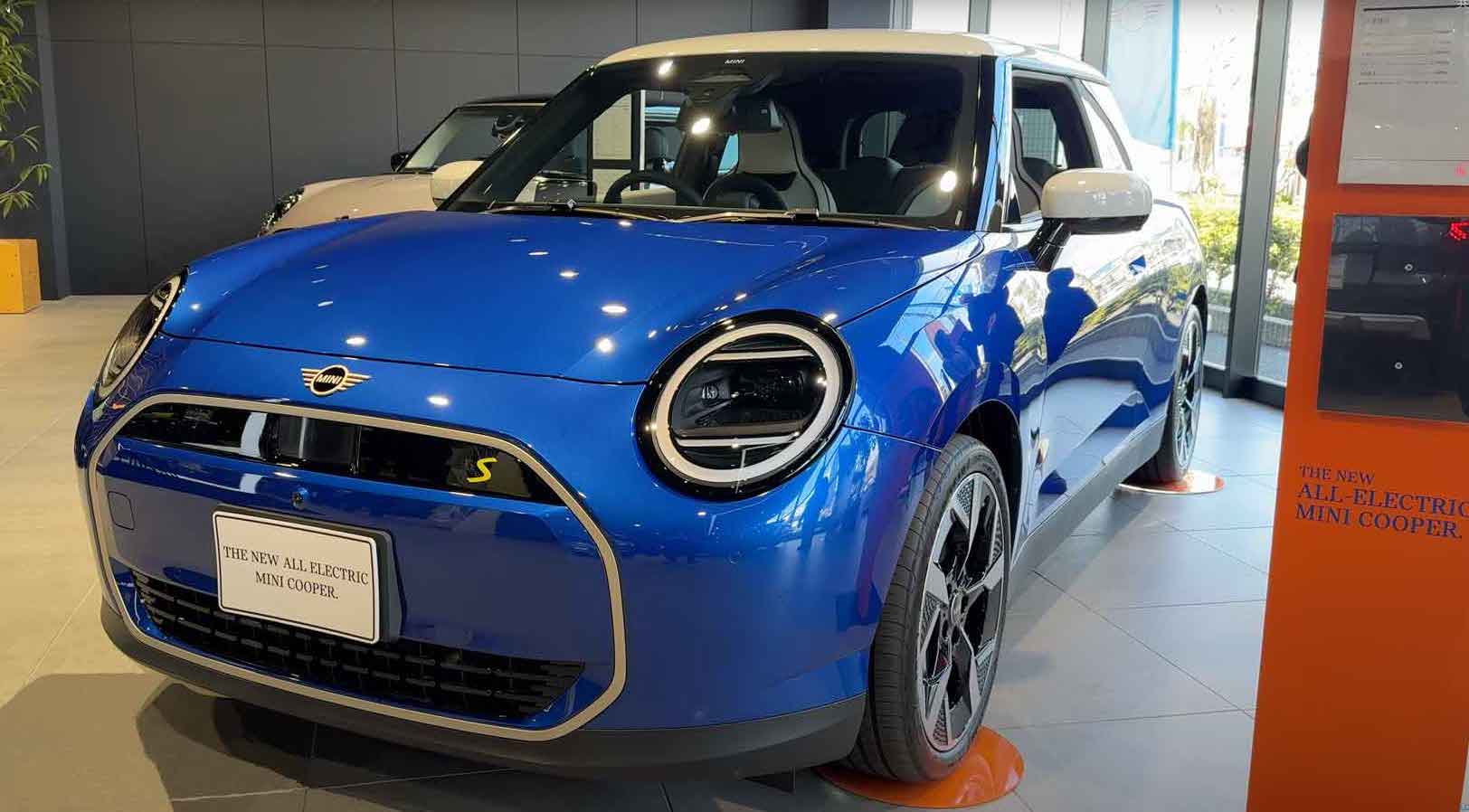 シルバーのトリムが印象的なフロント
