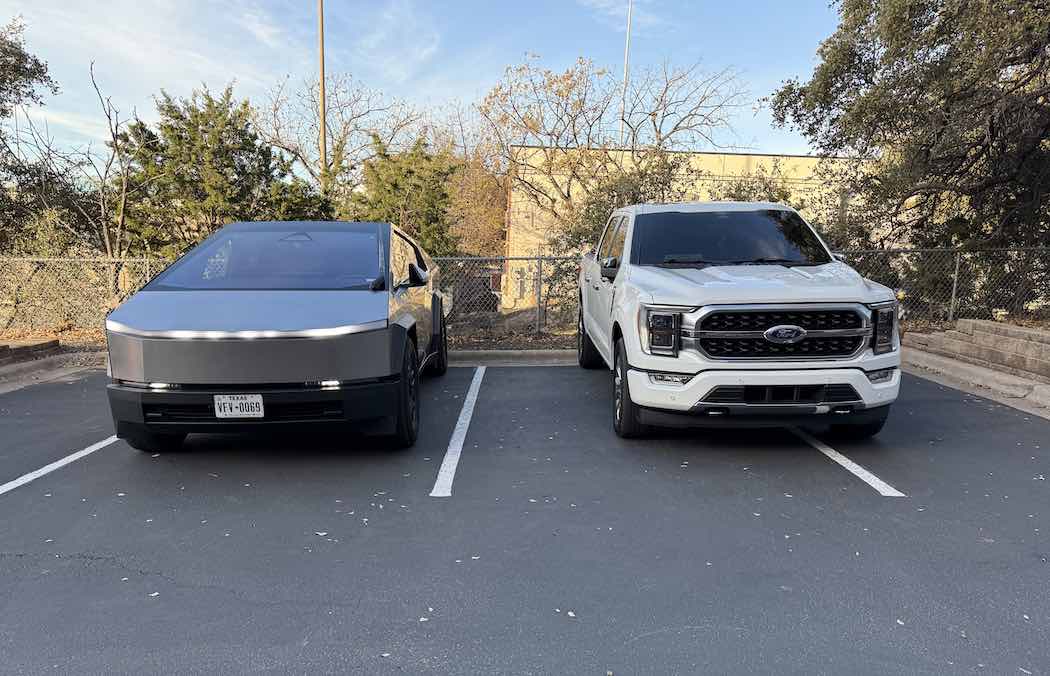サイバートラックとフォードF-150（右）が横並びに