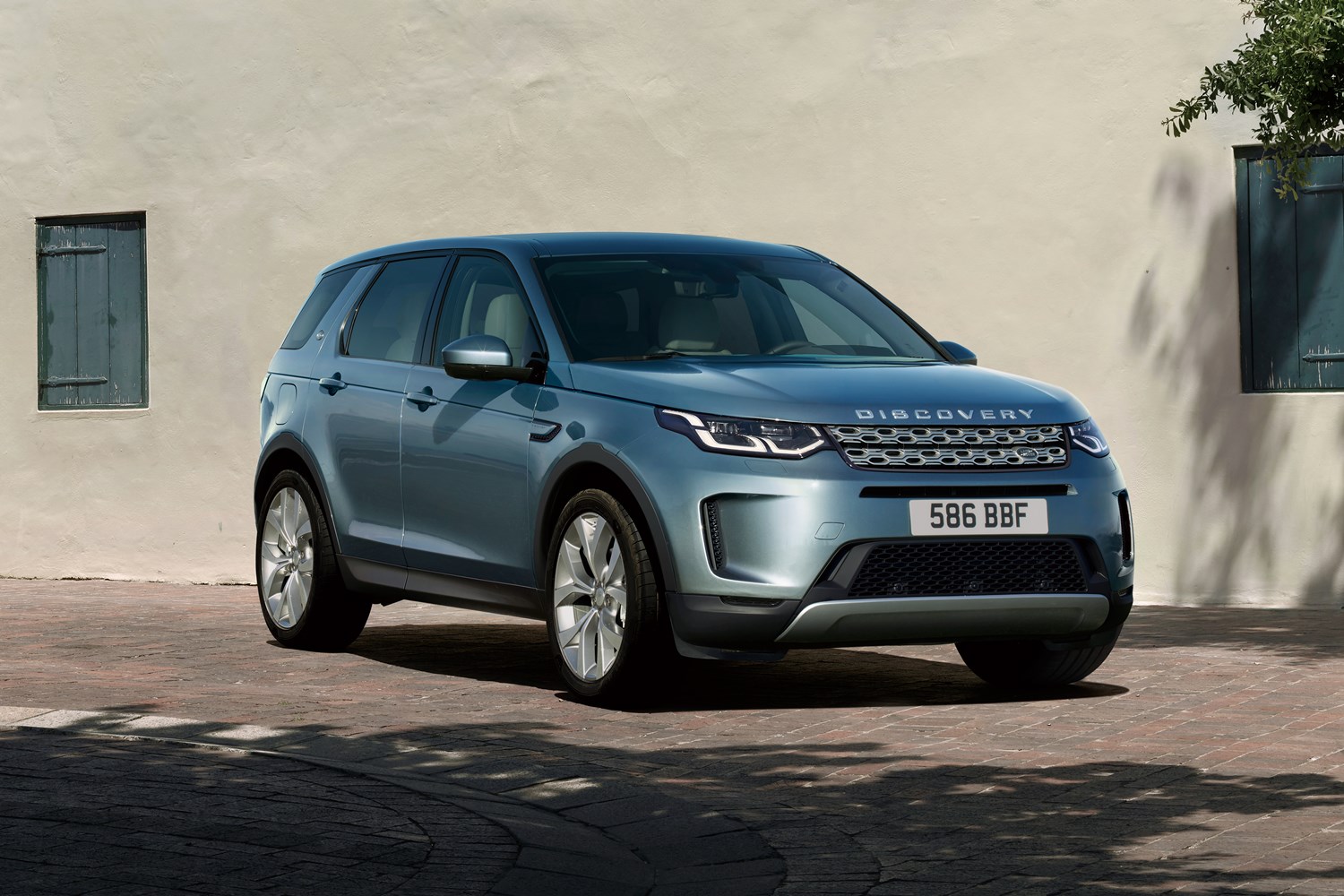 ランドローバー・ディスカバリー スポーツ」に3列目シートが標準装備の