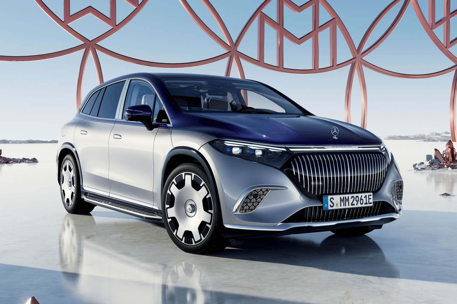 メルセデス・マイバッハ初の電気自動車「マイバッハEQS680 SUV」発売