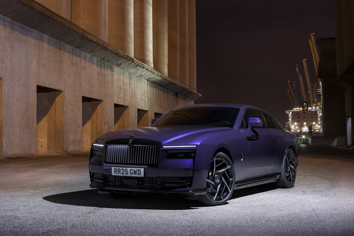 ロールス・ロイス史上最強の電気自動車「ブラックバッジ スペクター