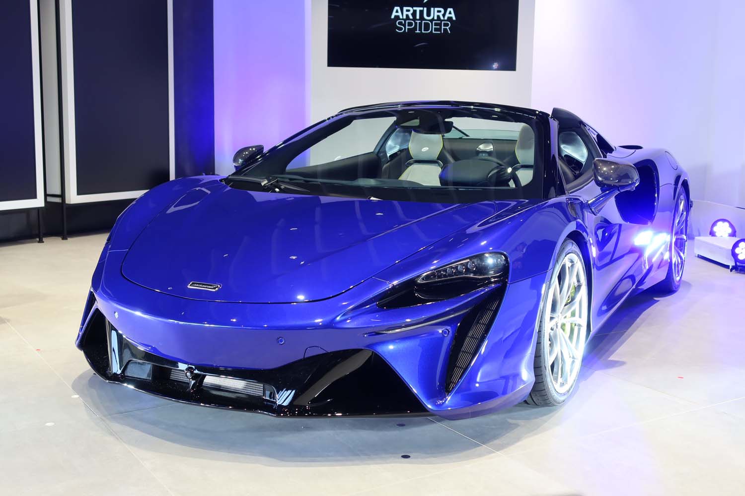 McLaren マクラーレン新車発表会ノベルティ　NOBU日本酒 500ml 青 オープントップの高性能スポーツカー「マクラーレン・アルトゥーラ