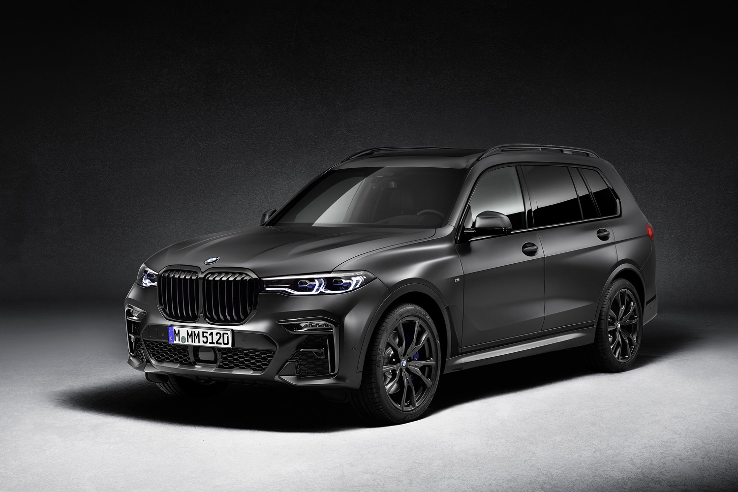 BMW X7」にダークカラーでコーディネートした「エディションダーク
