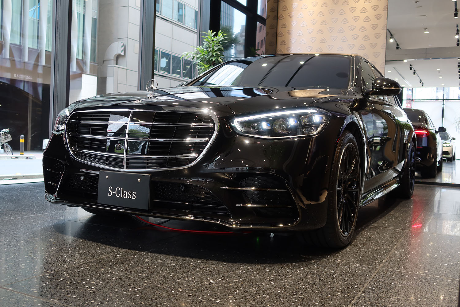 漆黒の高級サルーン「メルセデス・ベンツS580 4MATICロングNight