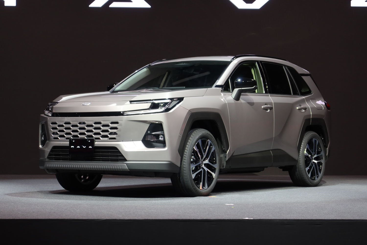 トヨタが新型「RAV4」を世界初公開 デザインとハイブリッドシステムを