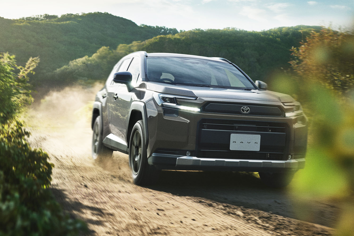 トヨタが新型「RAV4」を正式発売 まずはハイブリッド車から販売を開始