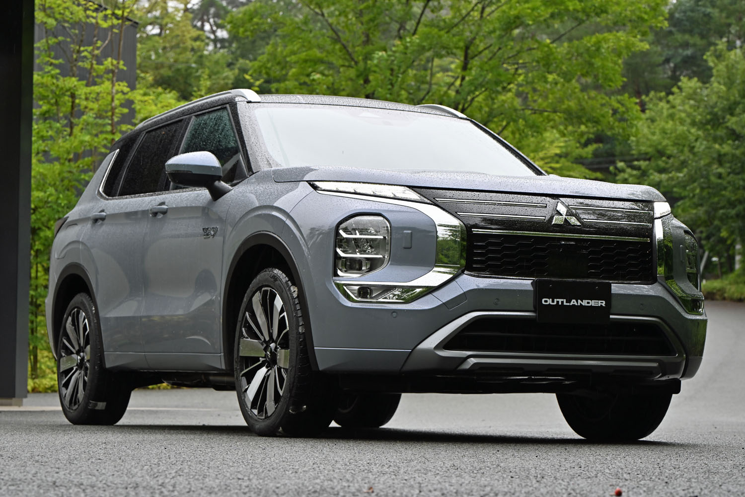 ドーンエンタープライゼス株式会社FE 7-OUT 22三菱アウトランダーマーキュリーグレー (U 17) に対応したカスタムボディサイドモールディング 新型アウトランダー公開　走行距離が向上WBS