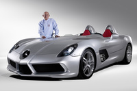 2009年に75台が限定生産された「メルセデス・ベンツSLRマクラーレン・スターリング・モス」の横に立つ、サー・スターリング。（Daimler） 