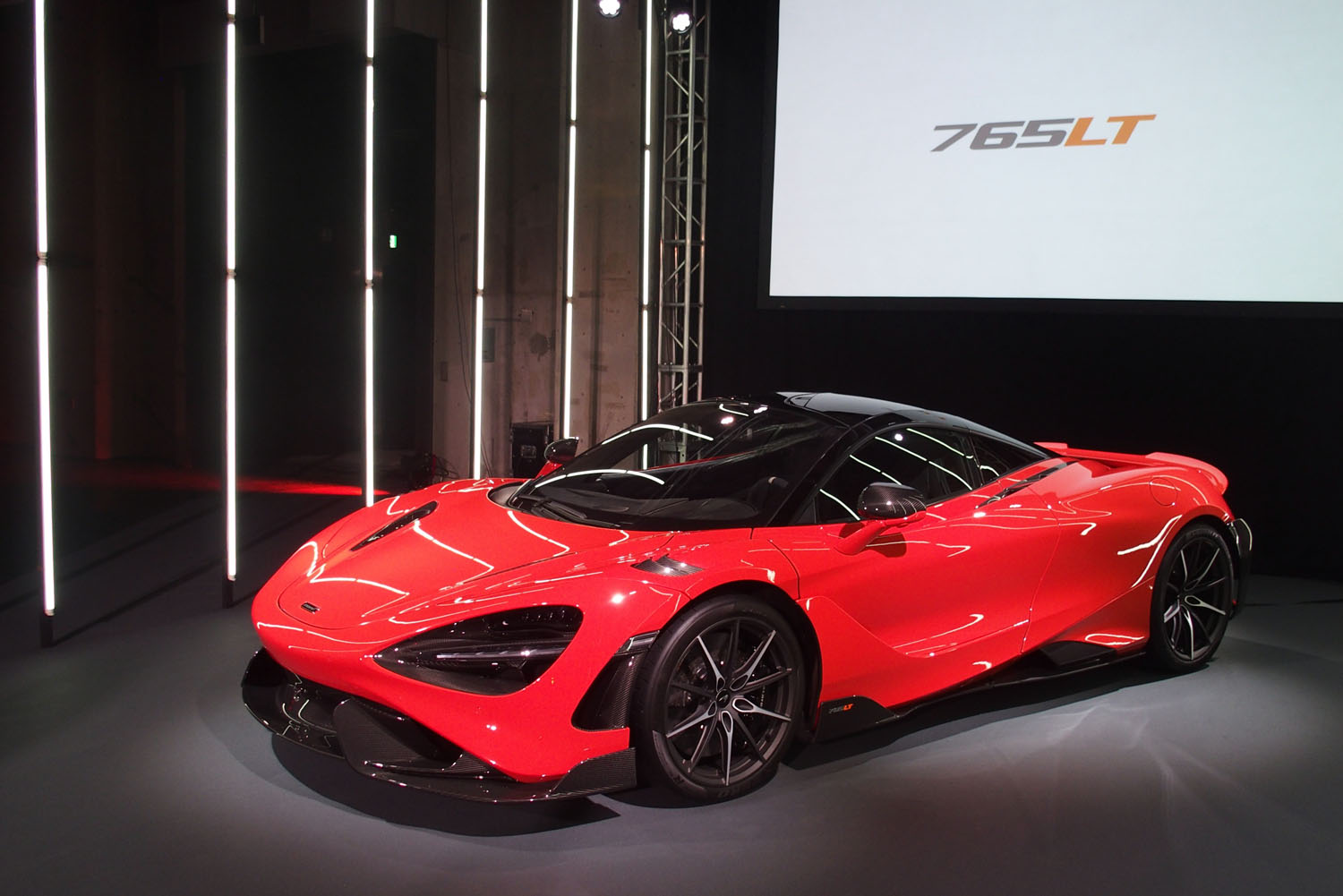 伝統の“ロングテール”を継承 マクラーレンが「765LT」を日本初