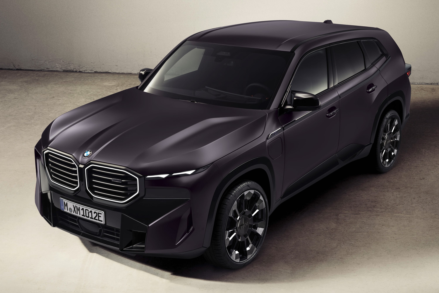 BMW XM」にKithとのコラボレーションモデルが登場 【ニュース】 - webCG