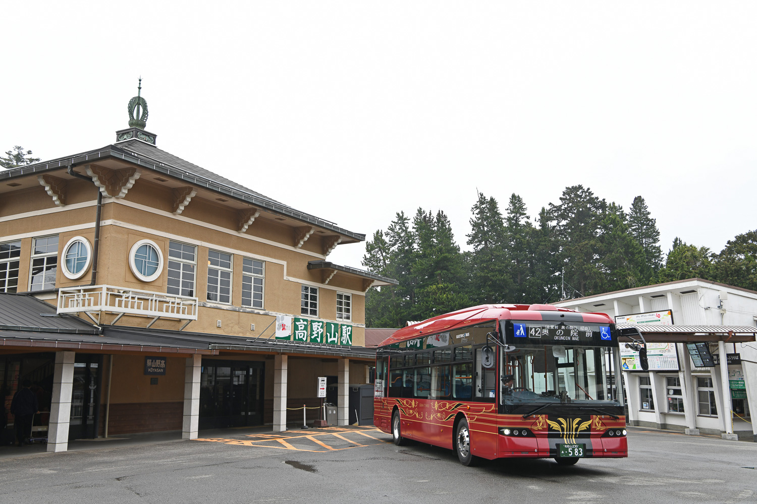 世界遺産・高野山で大型電動バス「BYD K8」の営業運行がスタート　その狙いとは？