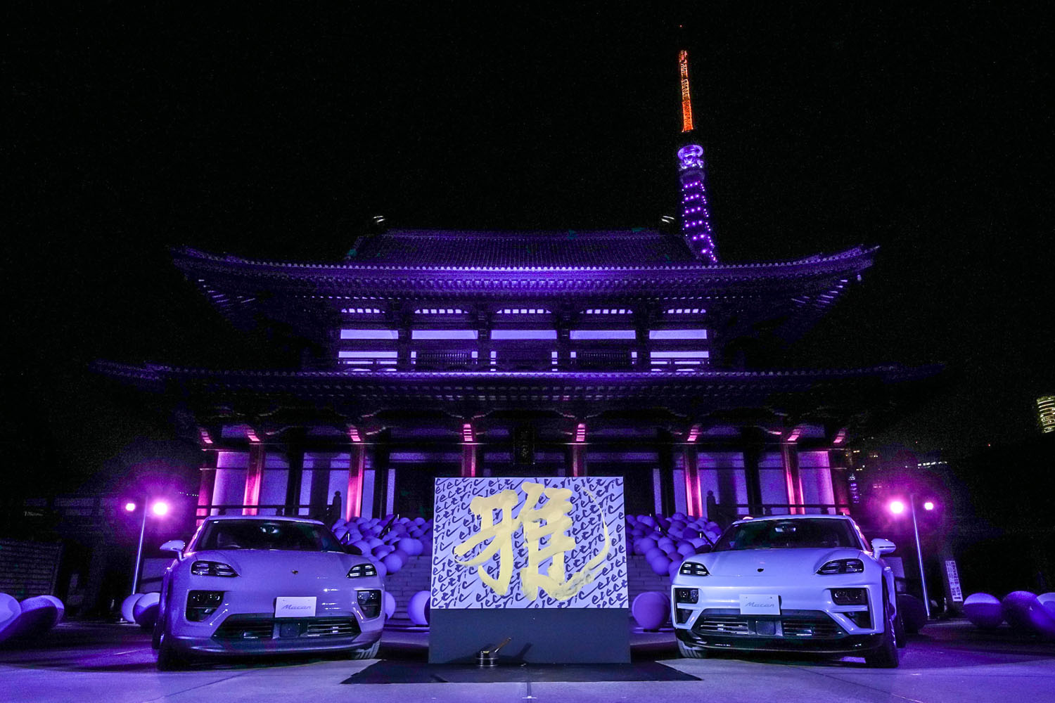 ポルシェが東京・増上寺で新型電動SUV「マカン」のローンチイベントを