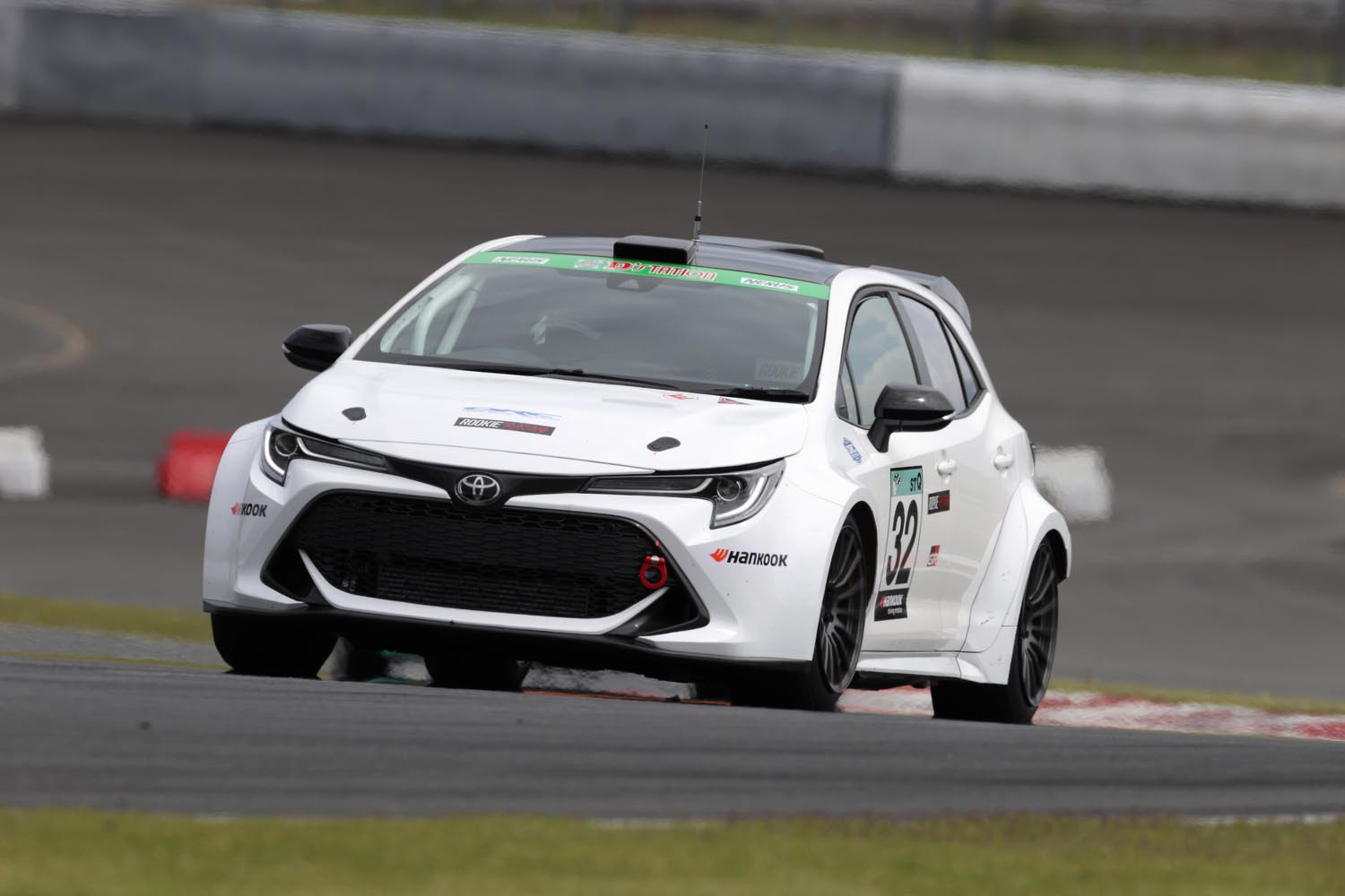 水素エンジンのレーシングカーがスーパー耐久の公式テストに出走
