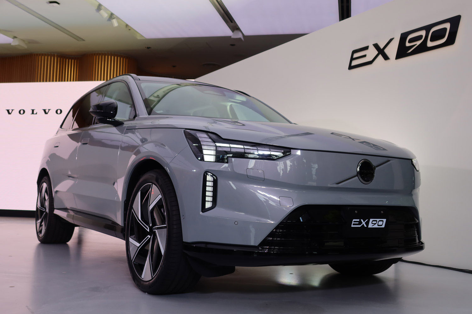 ボルボが100％電動の3列7人乗りSUV「EX90」を発売 【ニュース】 - webCG