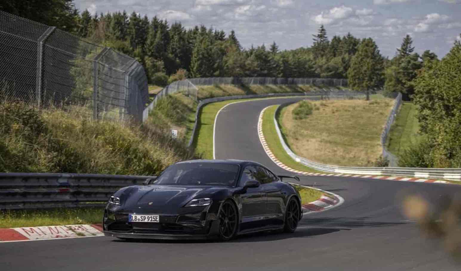 ポルシェ タイカンのプロトタイプは、ニュルブルクリンクの北コースを7分7秒55で走行