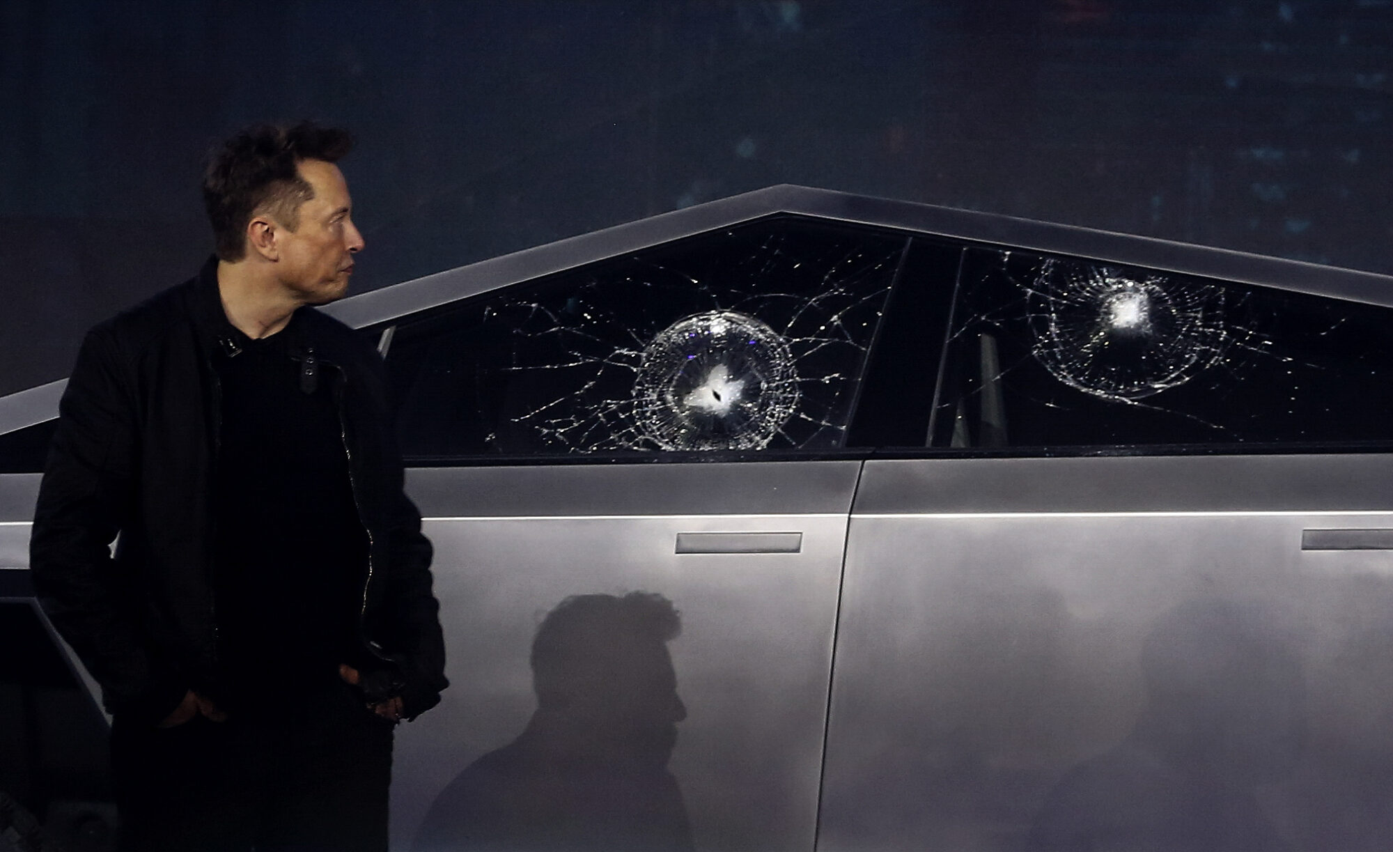 2019年のサイバートラック納車イベントで、フランツ・フォン・ホルツハウゼンによって割られたガラス窓を見つめるイーロン・マスク(AP Photo/Ringo H.W. Chiu)