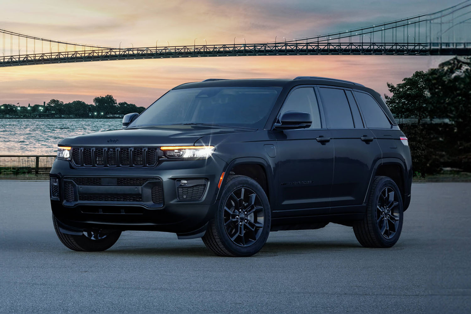 ジープ・グランドチェロキー」の誕生30周年を祝う限定車登場