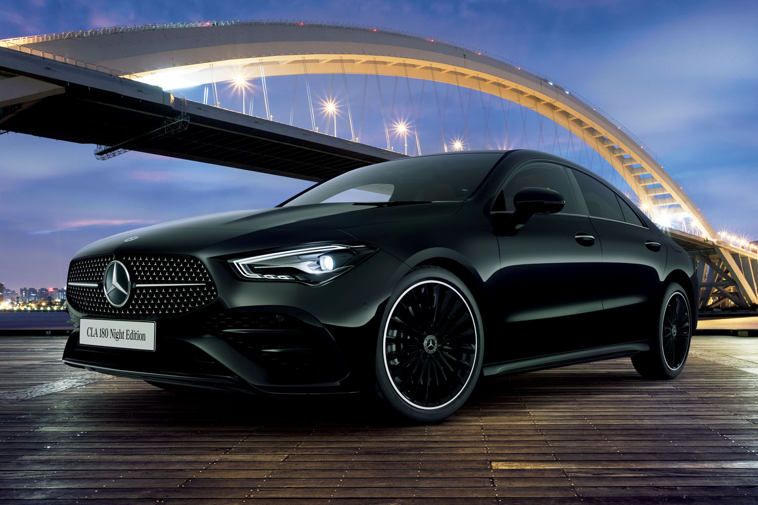 メルセデス・ベンツCLA」にオールブラックで仕立てた限定車 【ニュース