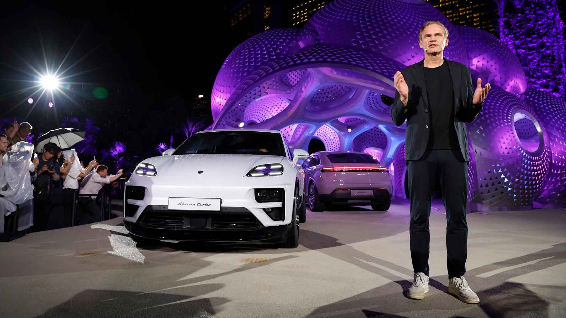 ワールドプレミアで新型マカンを紹介するポルシェAG取締役会会長のオリバー・ブルーメ