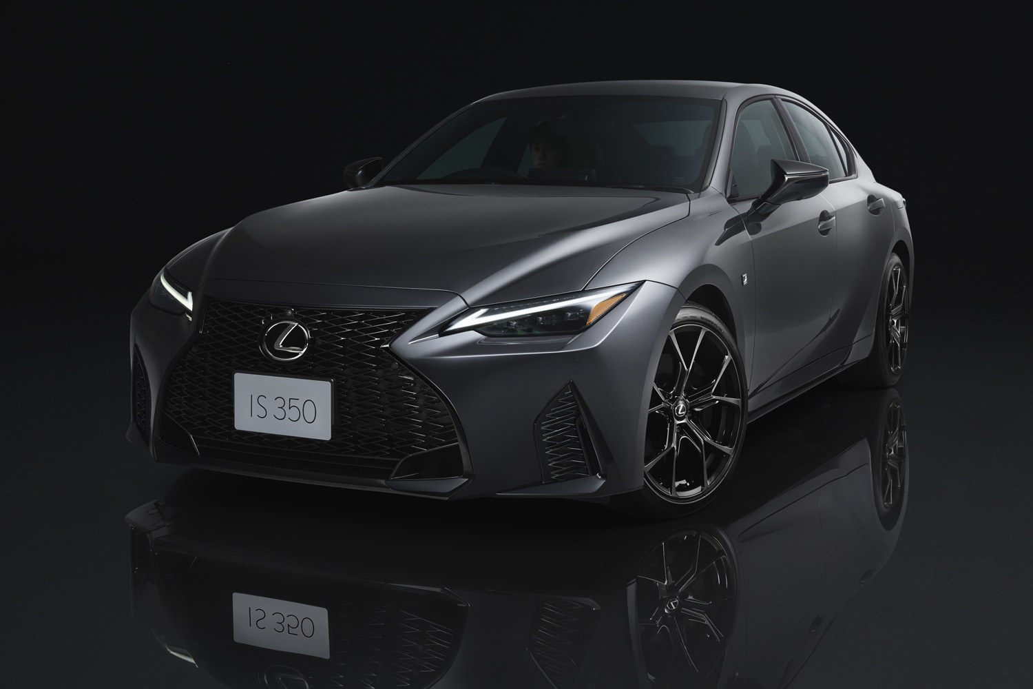 レクサスの「IS350」と「IS300h」に黒をまとった特別仕様車の第4弾“F 
