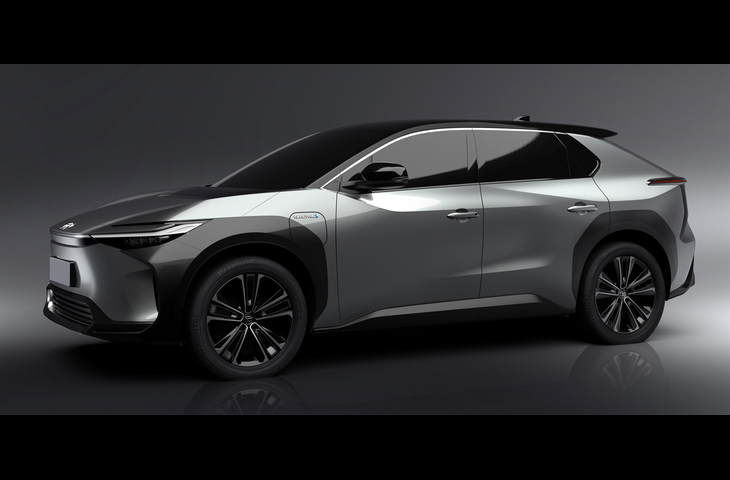 第24回：ついに基本スペック公開！ 「トヨタbZ4X」の姿をライバルとの