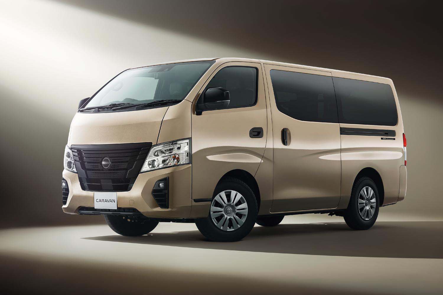 ブラック基調のドレスアップがポイント 「日産キャラバン」の50周年