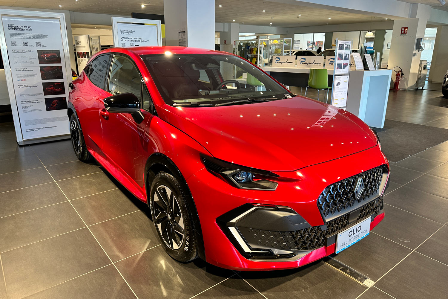 第947回：秒殺で当確？　新型「ルノー・クリオ」が販売店にやってきた！