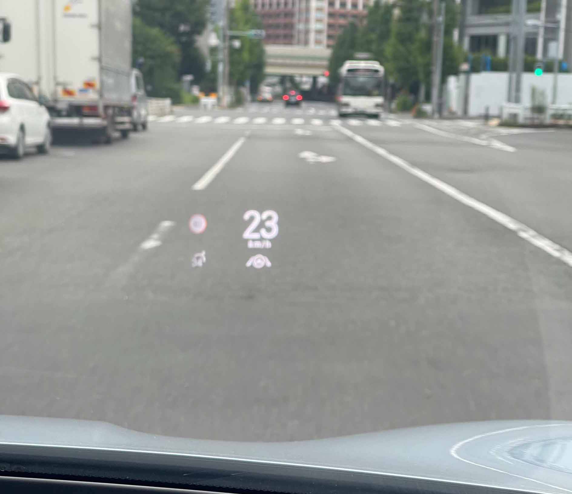 シールはヘッドアップディスプレイ（HUD）が標準装備